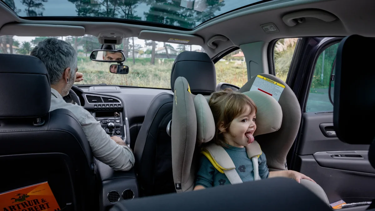 Voyager en voiture avec jeunes enfants : sécurité et astuces - conduite sécurisée