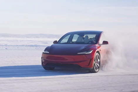 Plaisir de conduire électrique : Tesla sur un lac gelé - Tesla