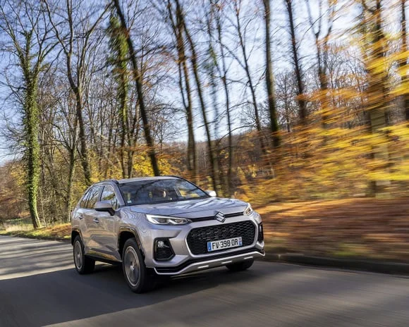 Suzuki Across 2026 : tout sur le SUV hybride rechargeable - Suzuki Across