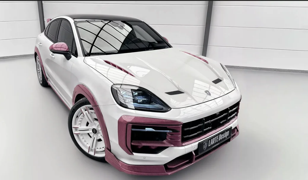 Admirez le Cayenne Coupé en carbone rose inédit - Cayenne Coupé