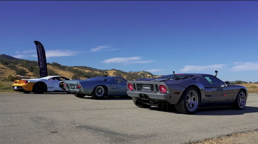 Un pick-up de 4 tonnes surpasse Ferrari et Ford GT au départ - pick-up