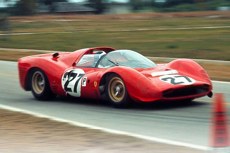 Un pick-up de 4 tonnes surpasse Ferrari et Ford GT au départ - pick-up