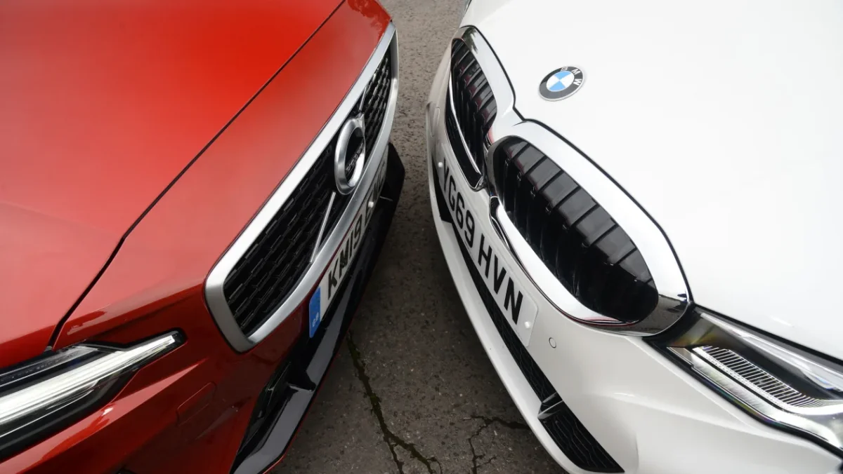 BMW 330e vs Volvo S60 T8 : Hybrides et Performances Sportives - BMW 330e