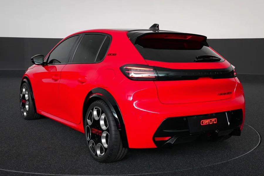 Peugeot 208 électrique vs 205 GTI : duel légitime ? - Peugeot 208 électrique