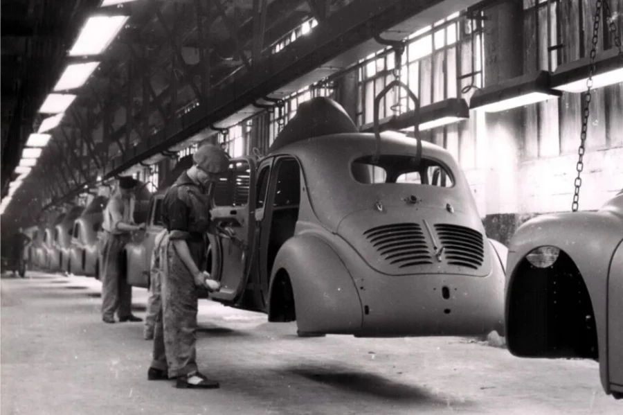 Renault 4 CV : symbole de liberté née sous l'Occupation - Renault 4 CV